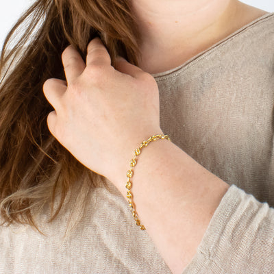 Crafted in radiant 14K Italian gold, this Gucci puff link bracelet offers timeless elegance with a modern edge.  Close up